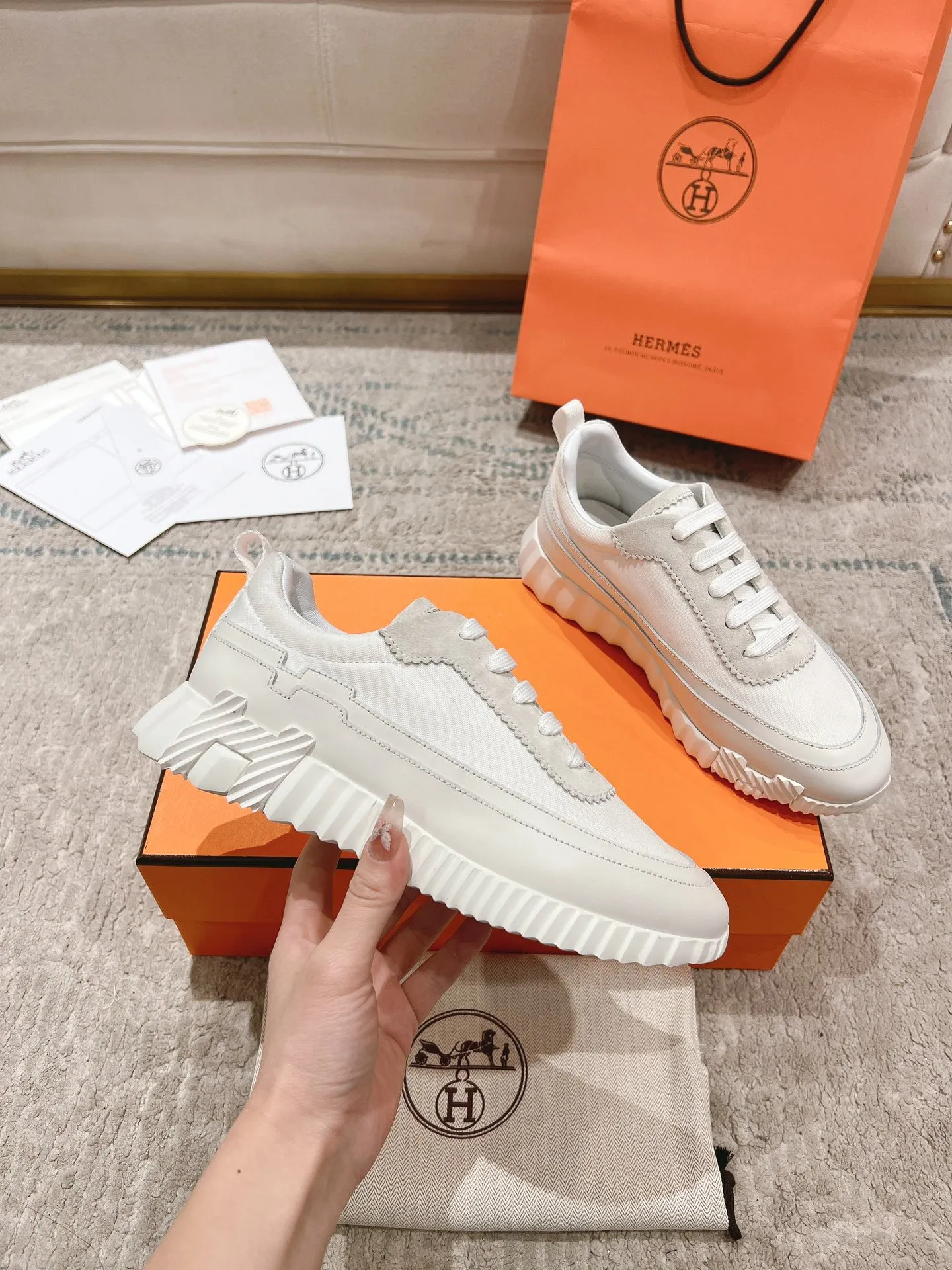 👟👟Ex-factory price 640👟👟 ‼ ️Top version 2024ss Hermès/Hermès new arrival in early autumn, casual shoes for couples👟Color-blocking design MM style, advanced fashion, simple and advanced, casual matching, very light and comfortable on the feet 🔘Upper: suede/cowhide 🔘Inner: sheepskin 🔘Outsole: original PU foam molding outsole 🔘Number of sizes: Women’s size 35-42 (40.41.42, custom made, non-refundable) Men’s size 39-46 (45.46, custom made, non-refundable) 🎁Original exquisite packaging